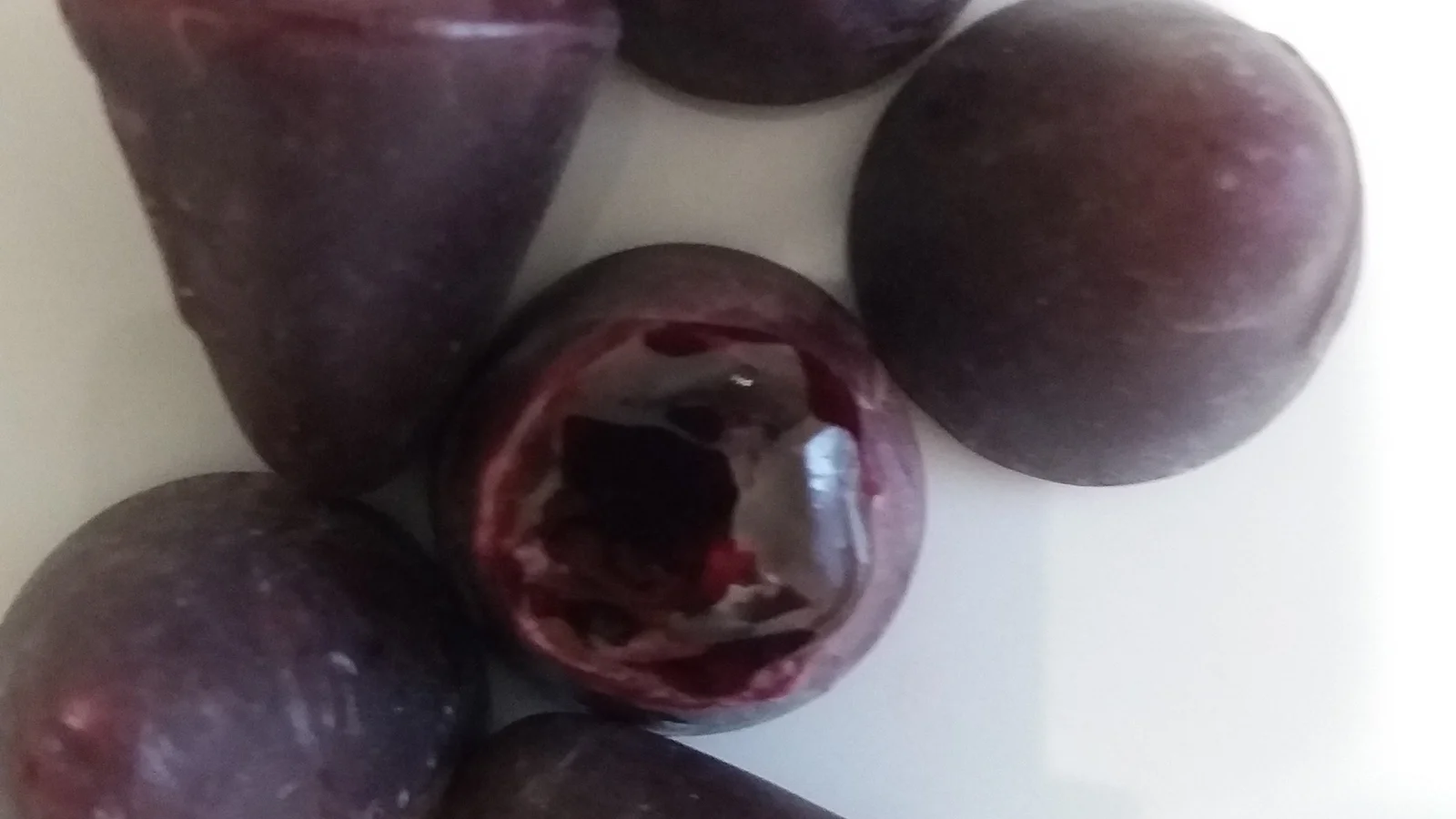 Paarse kegelvormige cuberdons (neuzekes) van Confiserie Geldhof uit Eeklo, klassiek Vlaams streekproduct
