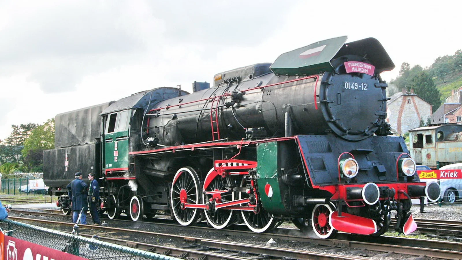 Poolse stoomlocomotief PKP OL.49-12 van het Stoomcentrum Maldegem, een populaire indoor- en spoorbestemming bij regenweer in het Meetjesland.